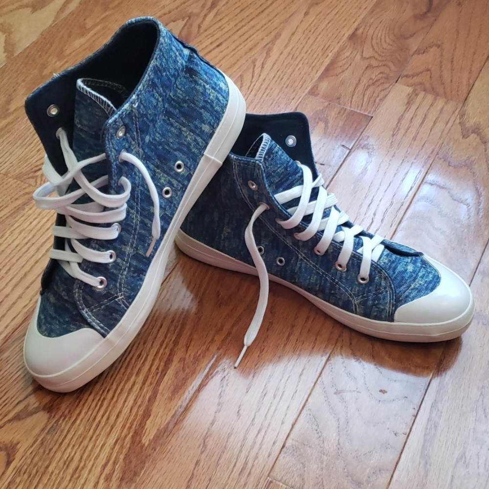 Stylish Blue High-Top Athletic Shoes - Picture 2 of 8